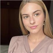 Hola, soy Maite y tengo 22 años. Soy graduada en Educación Primaria. Me defino como una persona paciente y amable